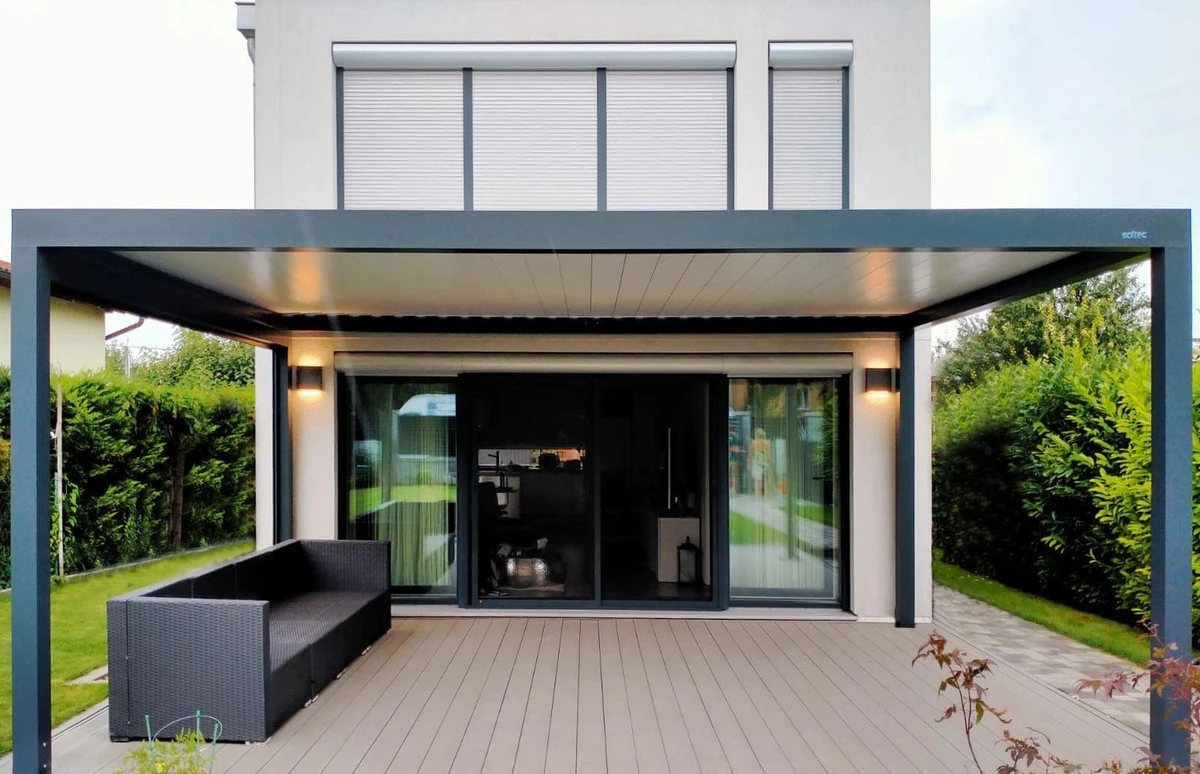 Záhradná pergola so sedením na terase rodinného domu