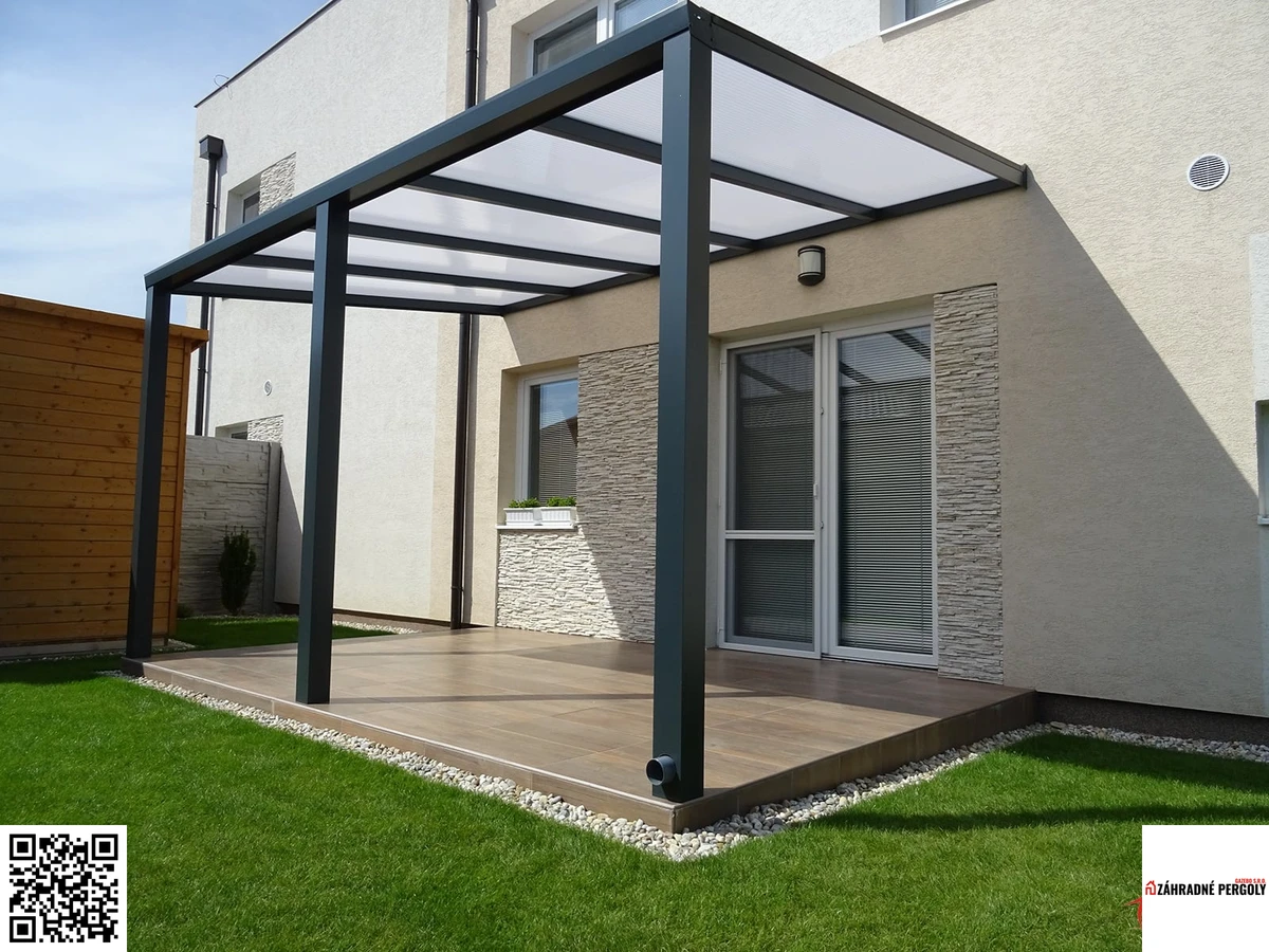 Hliníková pergola s antracitovou konštrukciou a polykarbonátovou strechou nad terasou rodinného domu
