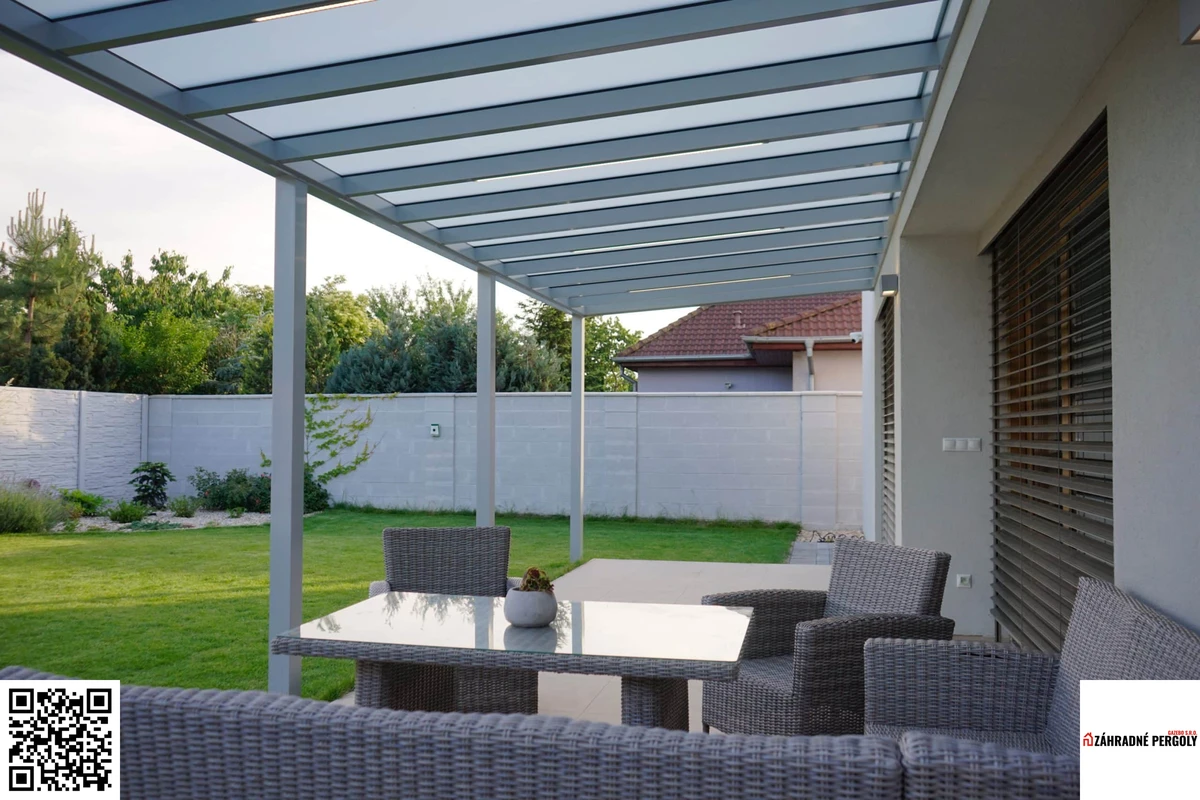 Hliníková pergola so svetlou konštrukciou nad terasou so záhradným sedením