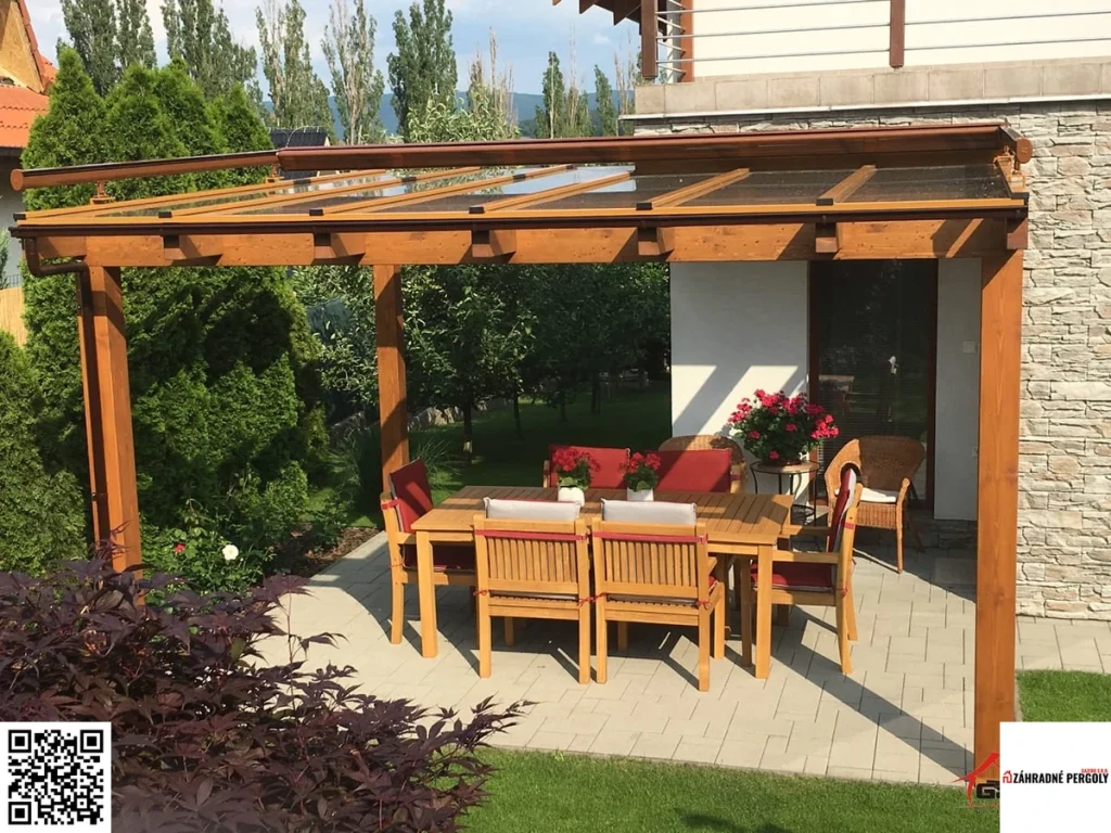 Drevená pergola s polykarbonátovou strechou nad terasou so záhradným sedením pri rodinnom dome