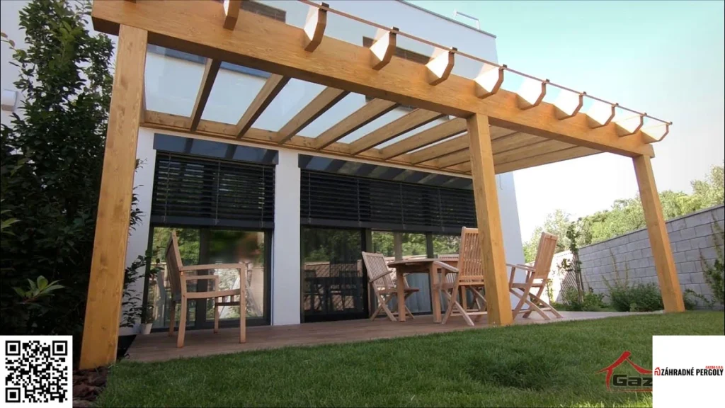 Drevená pergola s presklenou strechou a dreveným sedením na terase pri rodinnom dome