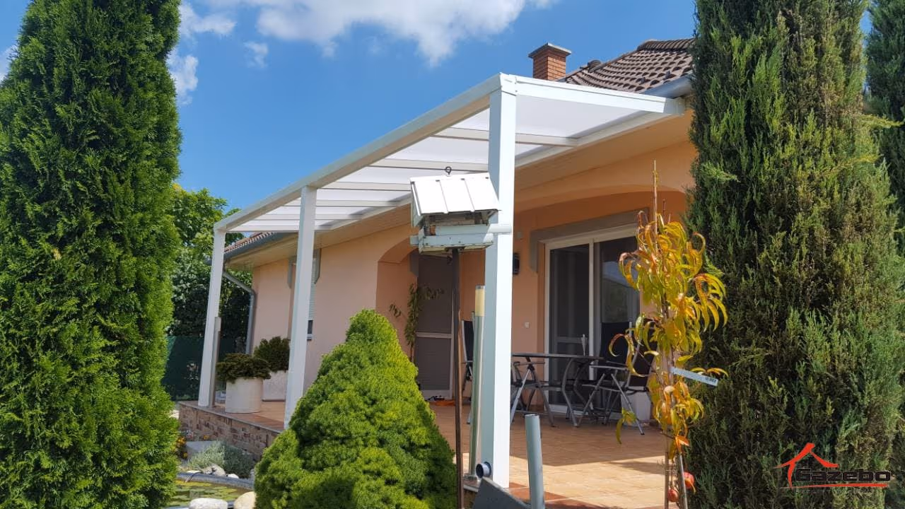 Biela hliníková pergola Basic Class na terase rodinného domu