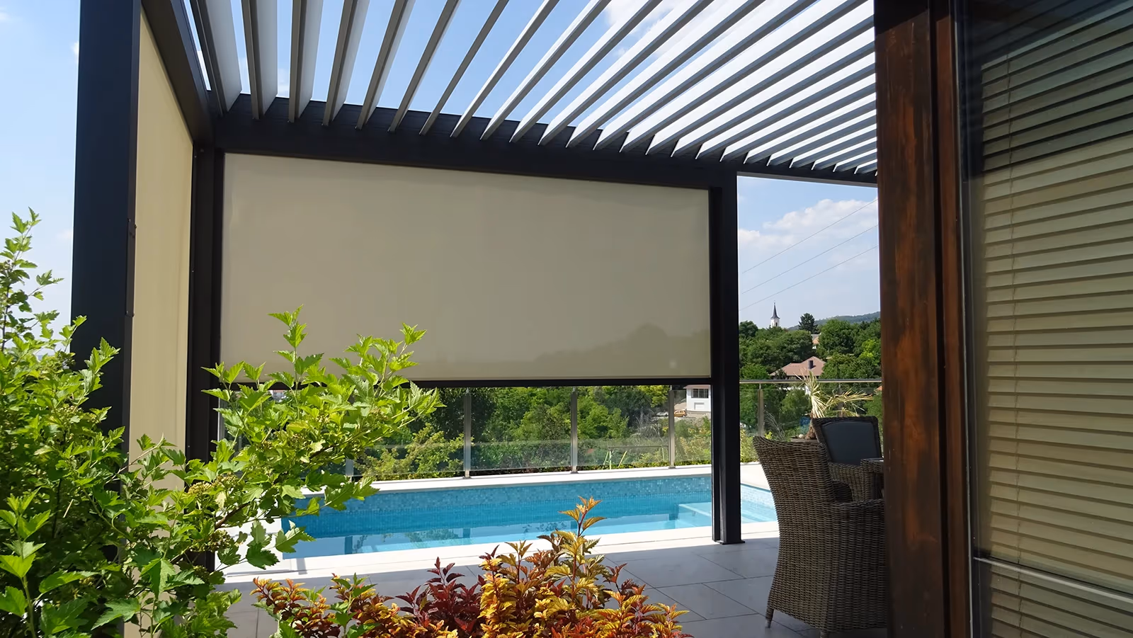 Bioklimatická hliníková pergola s natáčacími lamelami na terase rodinného domu