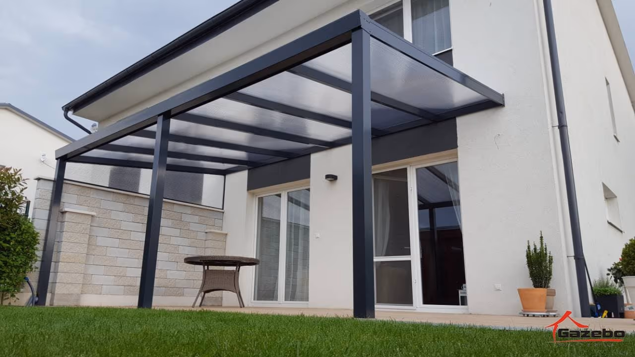 Hliníková pergola Economic Class na terase rodinného domu