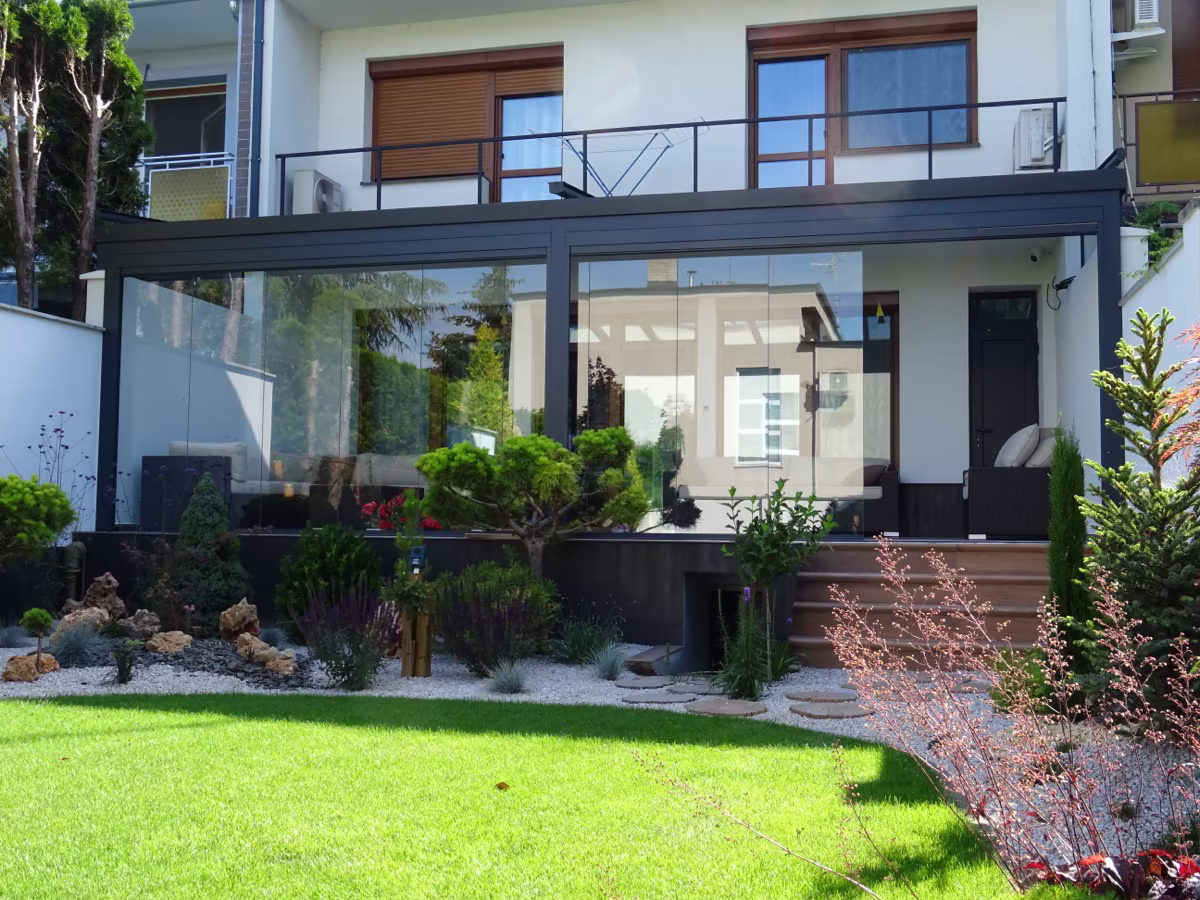 Hliníková zimná záhrada Top Garden 1 pri rodinnom dome