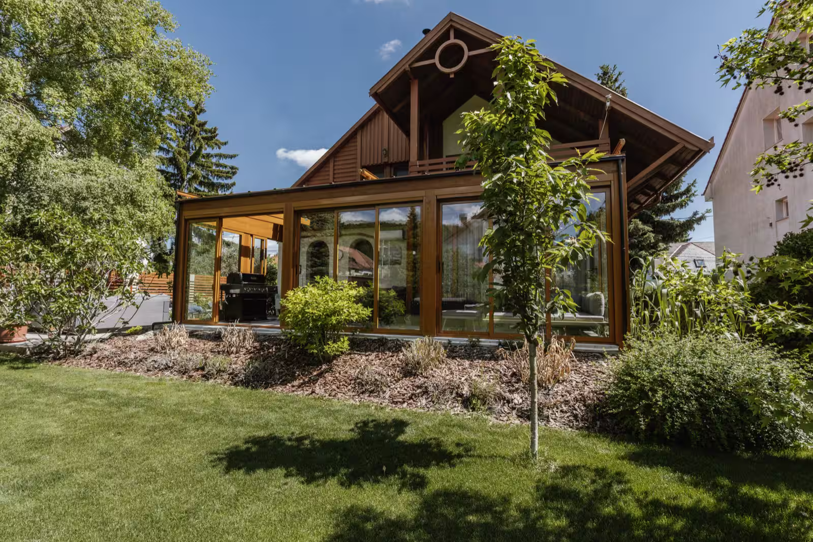 Drevená zimná záhrada Wood Garden Miláno pri rodinnom dome