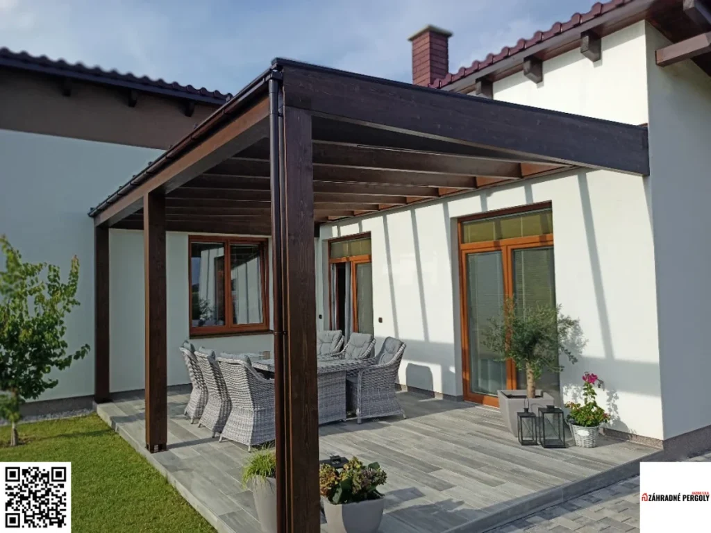 Drevená pergola na mieru v záhrade