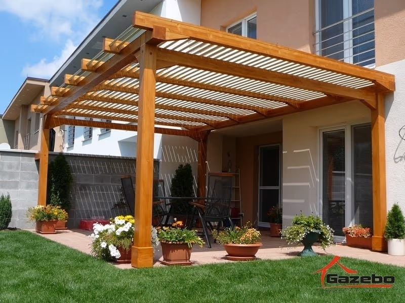 Drevená pergola Acapulco v modernej záhrade rodinného domu