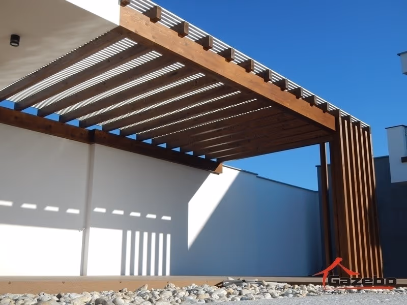 Drevená pergola Monaco s hliníkovými lamelami na terase