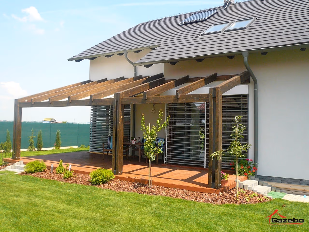 Drevená pergola Rio z lepeného dreva v záhrade rodinného domu